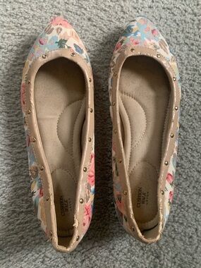 Avon Floral Cushion Walk Beige Trim Flats